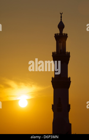 Minareto della moschea al tramonto, Dubai, Emirati Arabi Uniti, Medio Oriente Foto Stock