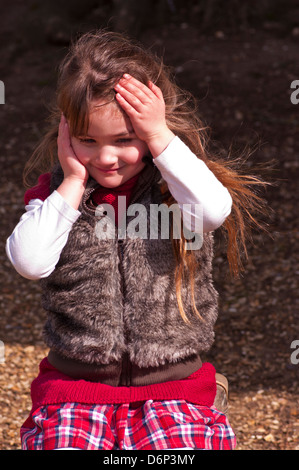 5 anno vecchia ragazza con capelli lunghi marrone vestito in abiti caldi al di fuori Foto Stock