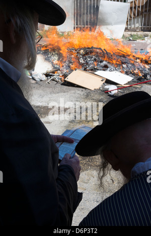 Gerusalemme, Israele - 25 Marzo: masterizzazione del pane verso la Pasqua ebraica sul festival Marzo 25, 2013 a Gerusalemme, Israele. Foto Stock