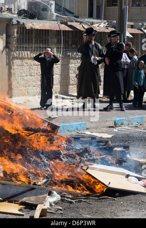 Gerusalemme, Israele - 25 Marzo: masterizzazione del pane verso la Pasqua ebraica sul festival Marzo 25, 2013 a Gerusalemme, Israele. Foto Stock