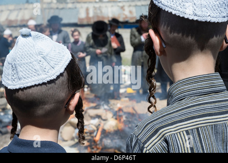 Gerusalemme, Israele - 25 Marzo: masterizzazione del pane verso la Pasqua ebraica sul festival Marzo 25, 2013 a Gerusalemme, Israele. Foto Stock