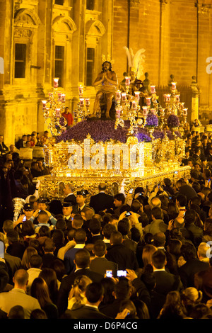 Semana Santa (Pasqua) galleggiante (pasos) con l immagine di Cristo al di fuori della cattedrale, Siviglia, in Andalusia, Spagna, Europa Foto Stock