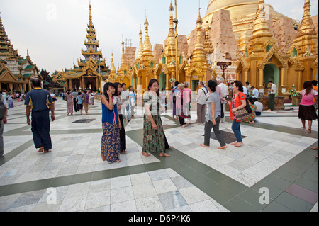 Locali famiglie birmane & turisti prendere una passeggiata serale alla Shwedagon pagoda Yangon Myanmar (Birmania) Foto Stock