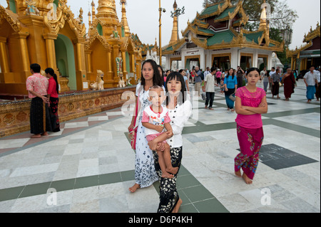 Locali famiglie birmane prendere una passeggiata serale alla Shwedagon pagoda Yangon Myanmar (Birmania) Foto Stock