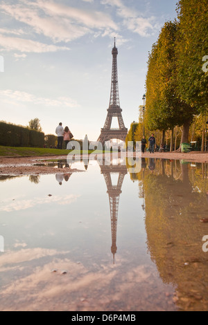La Torre Eiffel da Champ de Mars, Parigi, Francia, Europa Foto Stock