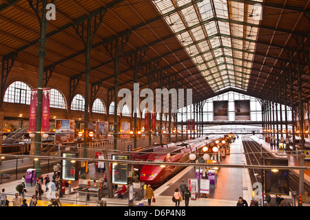 Una trafficata Stazione Gare du Nord di Parigi, Francia, Europa Foto Stock