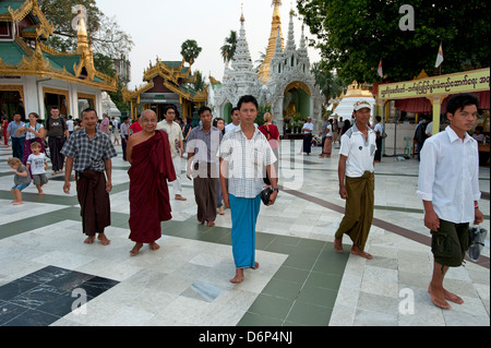 Locali famiglie birmane prendere una passeggiata serale alla Shwedagon pagoda Yangon Myanmar (Birmania) Foto Stock