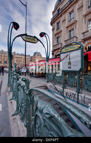 L art nouveau entrata della metropolitana a Saint Michel, Paris, Francia, Europa Foto Stock