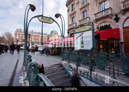 L art nouveau entrata della metropolitana a Saint Michel, Paris, Francia, Europa Foto Stock