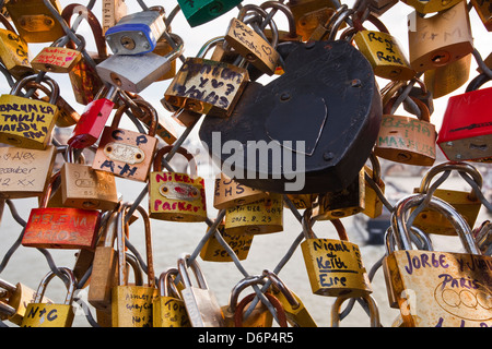 Amore si blocca sul Pont des Arts di Parigi, Francia, Europa Foto Stock