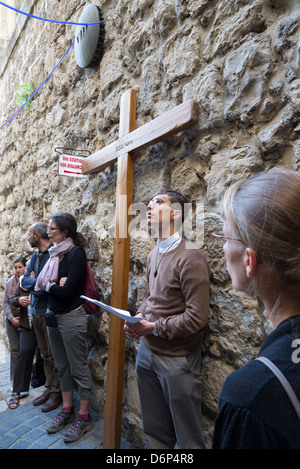 Gerusalemme, Israele - 29 Marzo: Cattolica processione del Venerdì santo lungo la Via Dolorosa su Marzo 29, 2013 a Gerusalemme, Israele. Foto Stock