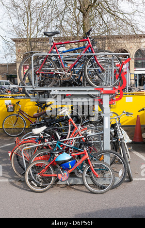 Le biciclette parcheggiate nel parcheggio del ciclo esterno Cambridge Stazione ferroviaria Cambridge Regno Unito Foto Stock