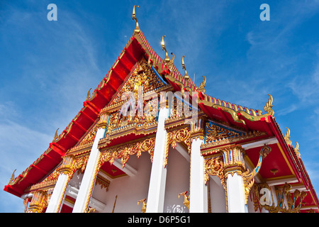 Karon Beach, Tempio buddista, Isola di Phuket, Phuket, Thailandia, Sud-est asiatico, in Asia Foto Stock