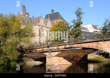 Ponte sul Fiume Lahn e medievale di vecchi edifici universitari, Marburg, Hesse, Germania, Europa Foto Stock