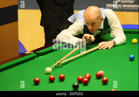 Sheffield, in Inghilterra. Il 22 aprile, 2013. Graeme Dott in azione contro Peter Ebdon durante il primo round del World Snooker Championships dal Crucible Theatre. Foto Stock