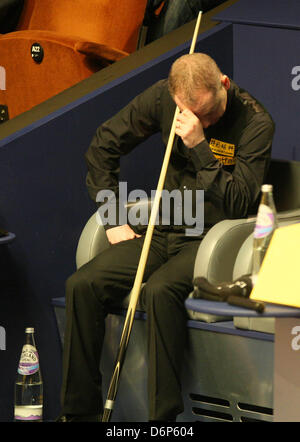 Sheffield, in Inghilterra. Il 22 aprile, 2013. Graeme Dott in azione contro Peter Ebdon durante il primo round del World Snooker Championships dal Crucible Theatre. Foto Stock