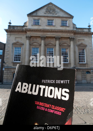 Autore Patrick deWitt prenota e bookcover 'abluzioni' produzione mediante Fellswoop teatro presso la Bristol Old Vic Theatre Bristol Regno Unito nel 2013 KATHY DEWITT Foto Stock