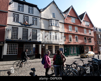 Una vista del centro storico di alloggiamento e persone con bici su King Street in Inghilterra Bristol REGNO UNITO Foto Stock