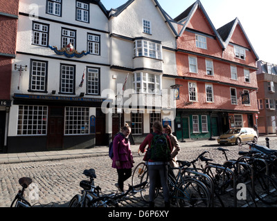 Una vista di edifici storici, persone che parlano e biciclette su King Street in Inghilterra Bristol REGNO UNITO Foto Stock