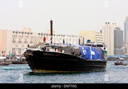 A pieno carico il trasporto merci a bordo di un Giunco sul Torrente di Dubai Emirati Arabi Uniti Foto Stock