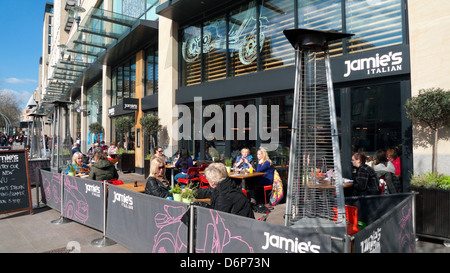 La gente seduta ai tavoli pasti fuori Jamie's Italian Restaurant Cardiff City Centre, Wales UK KATHY DEWITT Foto Stock