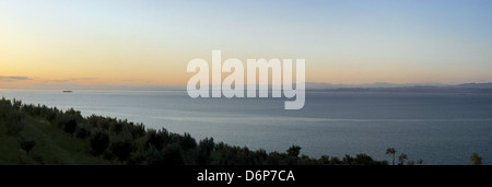 La Slovenia, vicino Izola, viste panoramiche delle Alpi, tramonto pacifica e armoniosa, sloveni, nahe Izola, Blick auf die Alpen, Sonnenuntergang Foto Stock