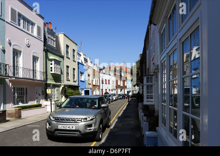 Colorato proprietà terrazzati in Godfrey Street,un selettivo e un po' di parte ricchi di Chelsea. Foto Stock