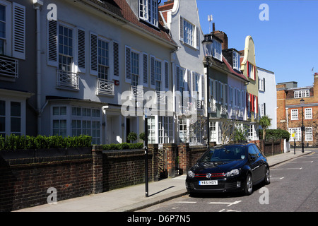 Varie proprietà Burnsall Street,situato nel cuore di Chelsea e visualizzati qui su una soleggiata giornata di primavera a Londra. Foto Stock
