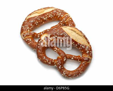 Tradizionale pane tedesco(bretzel) isolato su sfondo bianco Foto Stock