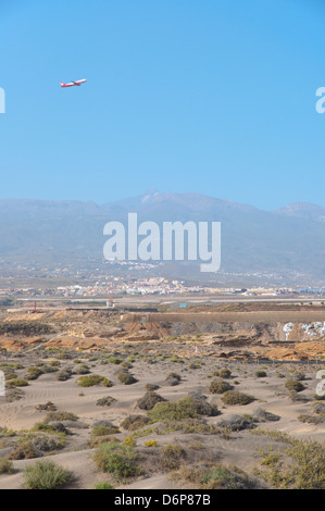 Piano di decollare dal Reina Sofia Tenerife South airport su El Medano città isola di Tenerife Canarie Spagna Europa Foto Stock