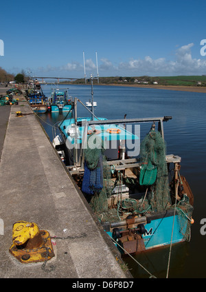 Attività di pesca i pescherecci con reti da traino a fianco di Bideford Quay, Devon, Regno Unito 2013 Foto Stock