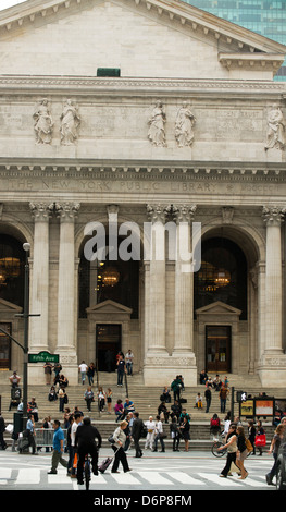 Ingresso del ramo principale della Biblioteca Pubblica di New York sulla Fifth Avenue. Foto Stock