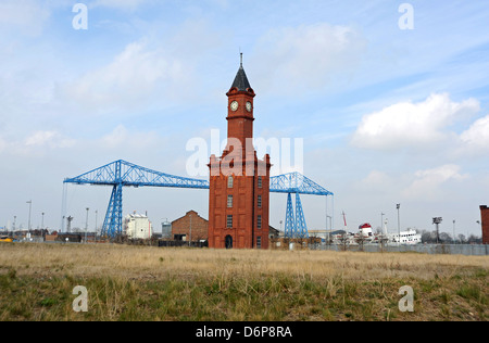 Sviluppo Waterside accanto alle vecchie gru portuali e al ponte Tees Transporter Bridge A Middlesbrough Cleveland Teeside UK Foto Stock