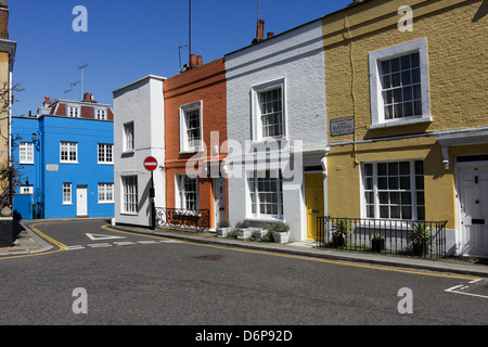 Varie proprietà Burnsall Street,situato nel cuore di Chelsea e visualizzati qui su una soleggiata giornata di primavera a Londra. Foto Stock