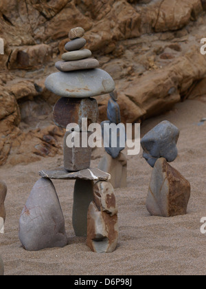 Bilanciamento del rock in spiaggia, Cornwall, Regno Unito 2013 Foto Stock