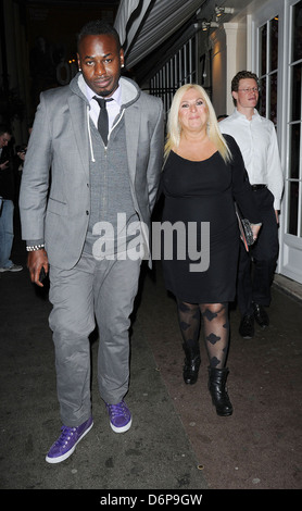 Ben Ofoedu e Vanessa Feltz a premere la notte di 'One Man, due Guvnors" tenutasi presso il Theatre Royal Haymarket. Londra, Inghilterra - Foto Stock