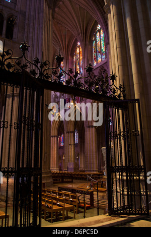 Motivi Religiosi scolpito in marmo, all'interno di una chiesa a Washington DC USA Cattedrale Foto Stock