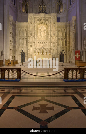 Motivi Religiosi scolpito in marmo, all'interno di una chiesa Foto Stock