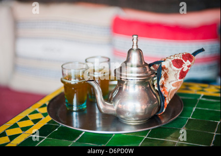 Marocchino tè alla menta pot in un Bar a Marrakech, Marocco, Africa Settentrionale, Africa Foto Stock