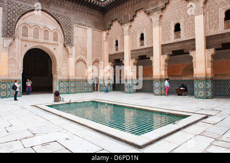 I turisti che visitano medersa Ben Youssef, la vecchia scuola islamica, la vecchia Medina, Marrakech, Marocco, Africa Settentrionale, Africa Foto Stock