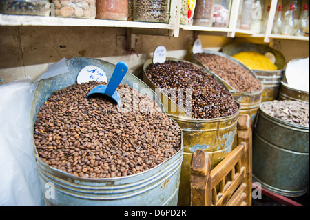 I chicchi di caffè per la vendita nel souk di Marrakech, Marocco, Africa Settentrionale, Africa Foto Stock