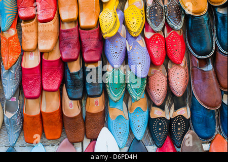 Colorato applique (mens pantofole in pelle) nel souk di Marrakech, Piazza Djemaa El Fna a Marrakech, Marocco, Africa del Nord Foto Stock