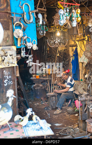 Falegname e carpentiere metallico nella sua bottega nel souk, vecchia Medina, Marrakech, Marocco, Africa Settentrionale, Africa Foto Stock