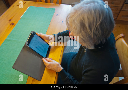 Femmina nel suo primi anni settanta utilizzando mini ipad Pori Finlandia Europa Foto Stock