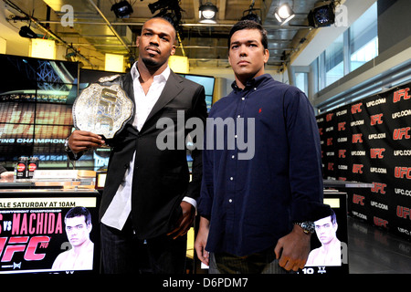 Jon Jones e Lyoto Machida UFC 140 conferenza stampa presso la Air Canada Centre. Toronto, Canada - 12.10.11 obbligatorio Foto Stock