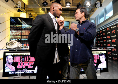 Jon Jones e Lyoto Machida UFC 140 conferenza stampa presso la Air Canada Centre. Toronto, Canada - 12.10.11 obbligatorio Foto Stock