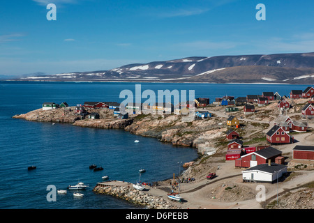 Villaggio Inuit, Ittoqqortoormiit, Scoresbysund, a nord-est della Groenlandia, regioni polari Foto Stock