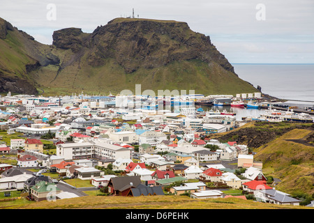 Affacciato sulla città di Heimaey dalla recente flusso di lava sulla Isola di Heimaey, Islanda, regioni polari Foto Stock