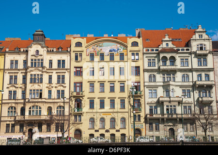 Facciate di case Masarykovo Nabrezi riverside street Nove Mesto la città nuova di Praga Repubblica Ceca Europa Foto Stock