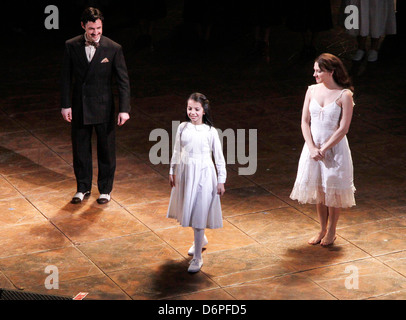 Max von Essen, Maya Jade Frank e Rachel Potter Curtain Call dopo la prima performance di anteprima del musical di Broadway Foto Stock